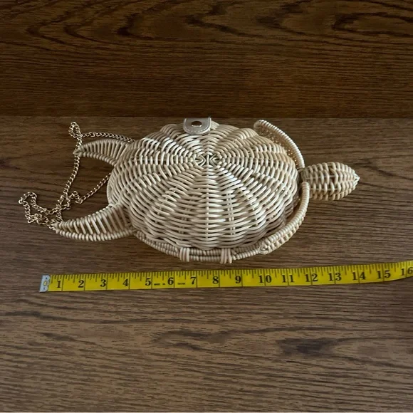 Tommy Bahama Woven Turtle Crossbody Bag in Natural Straw with Gold Chain NWT - Picture 4 of 8